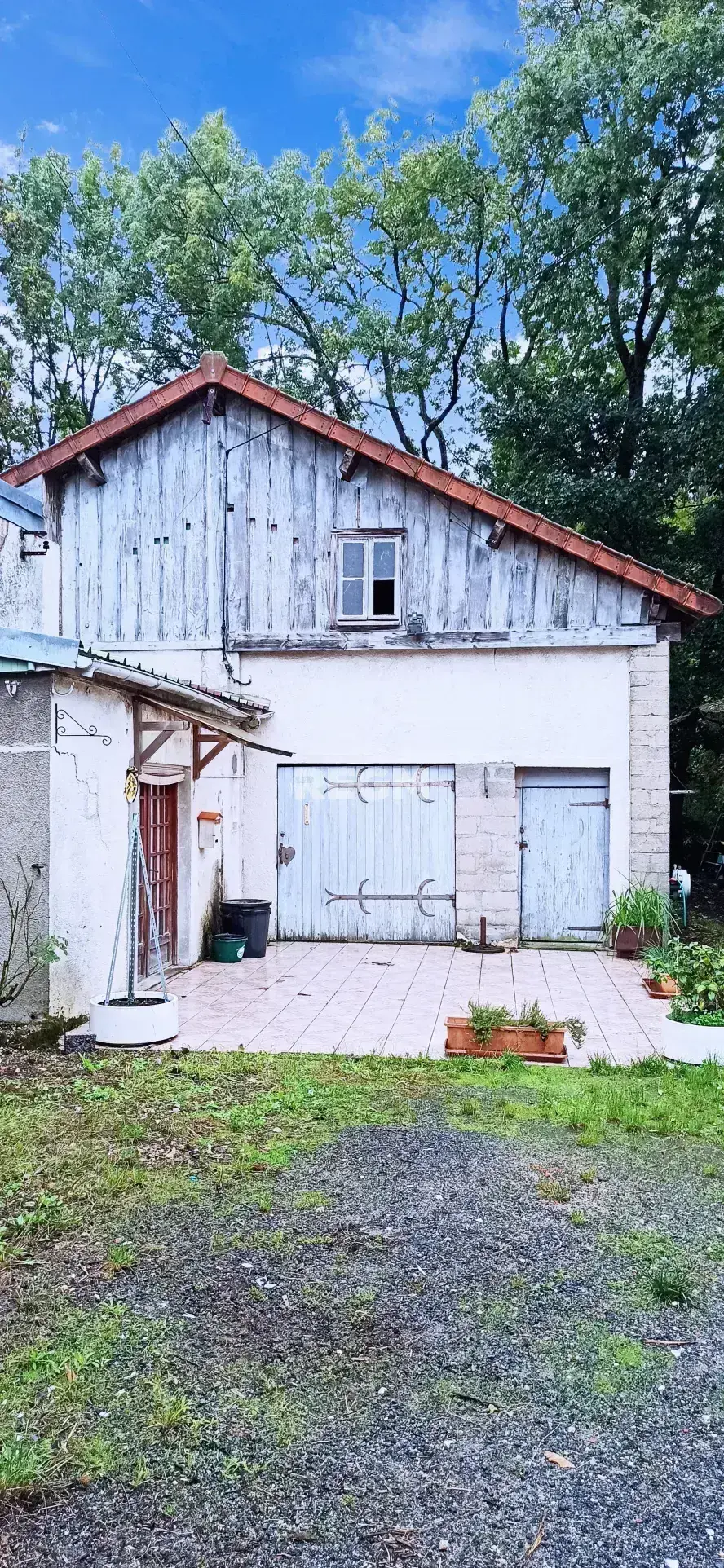 Maison de 136 m² à Bourges avec potentiel d'aménagement et environnement idéal 
