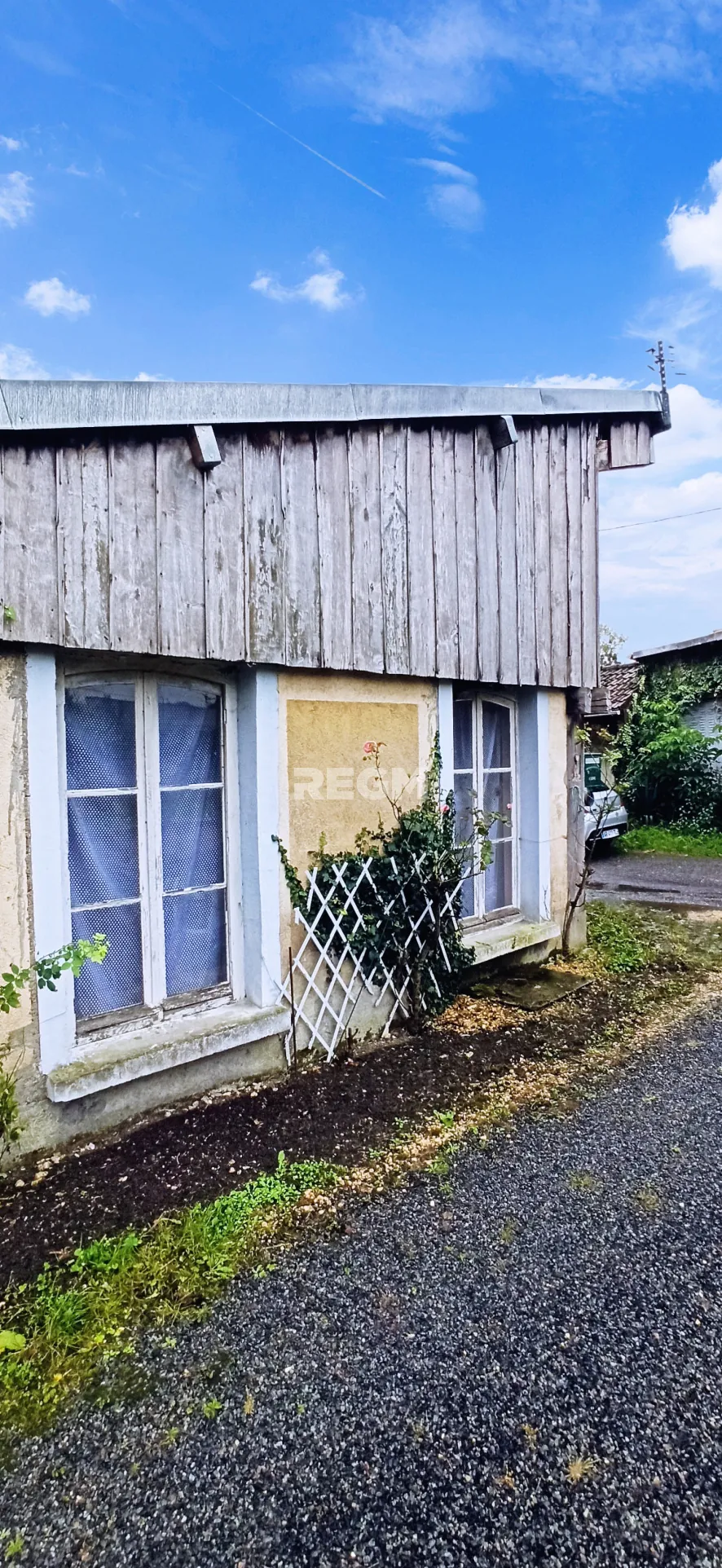 Maison de 136 m² à Bourges avec potentiel d'aménagement et environnement idéal 