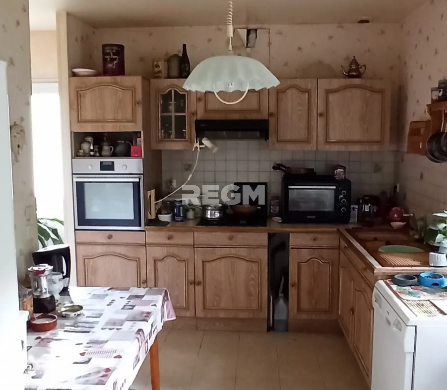Maison de 136 m² à Bourges avec potentiel d'aménagement et environnement idéal 