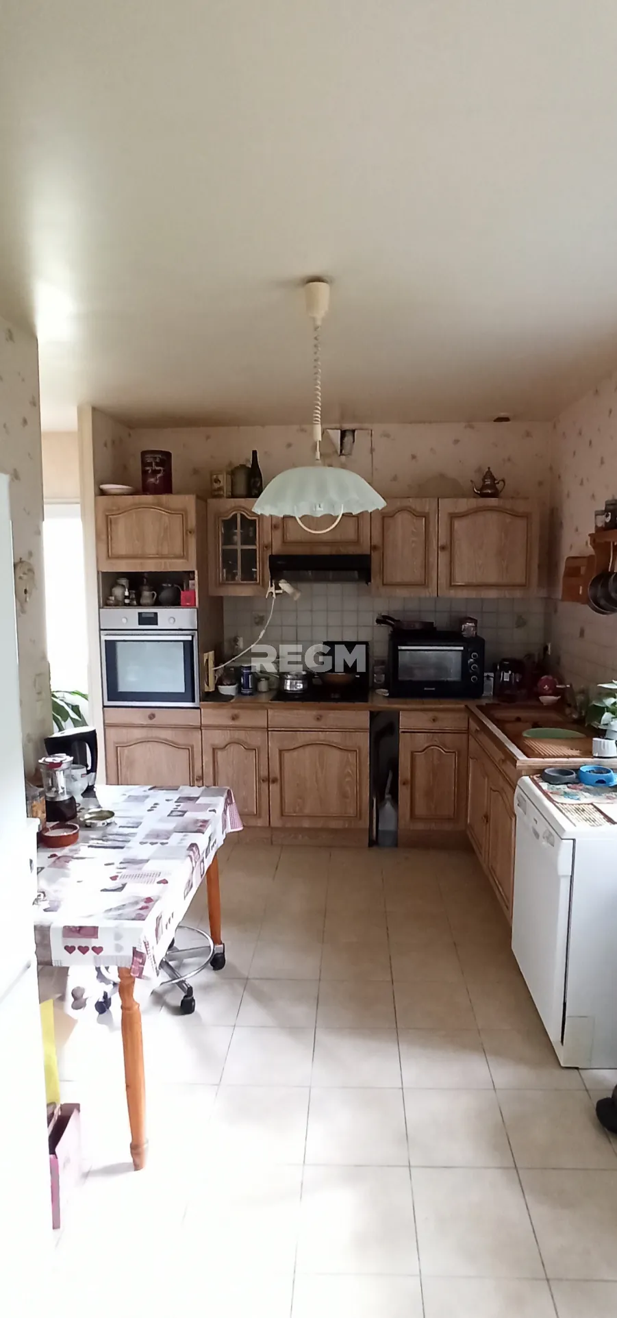 Maison de 136 m² à Bourges avec potentiel d'aménagement et environnement idéal 