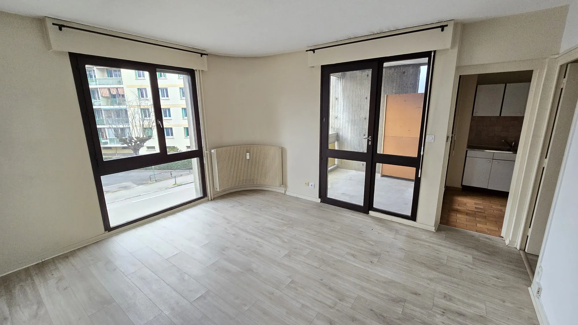 Charmant appartement T2 à Grenoble avec parking, cave et balcon 