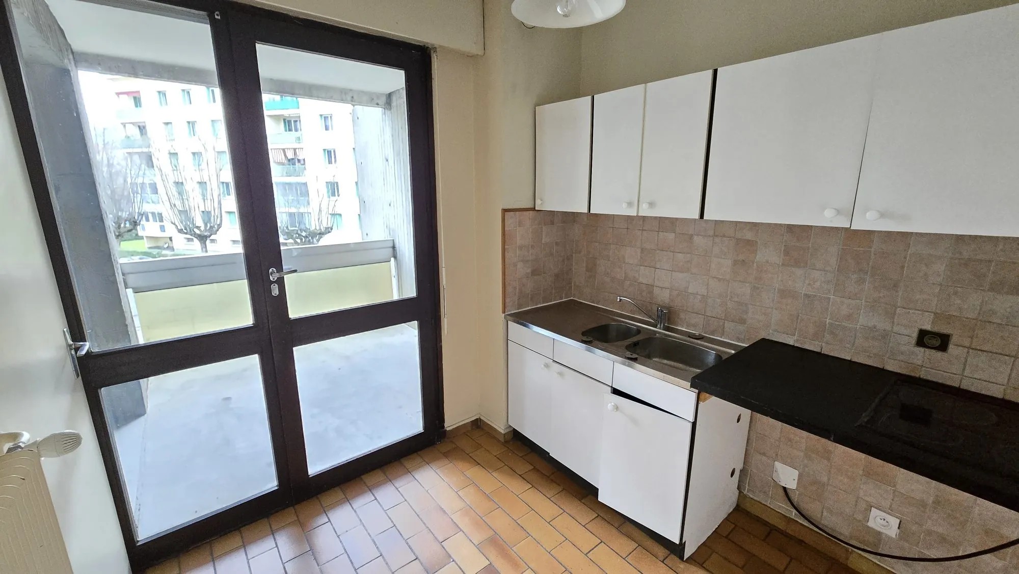 Charmant appartement T2 à Grenoble avec parking, cave et balcon 