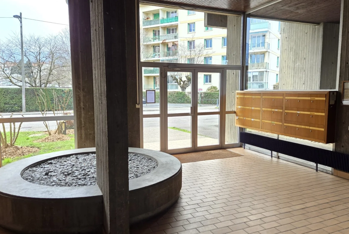 Charmant appartement T2 à Grenoble avec parking, cave et balcon 