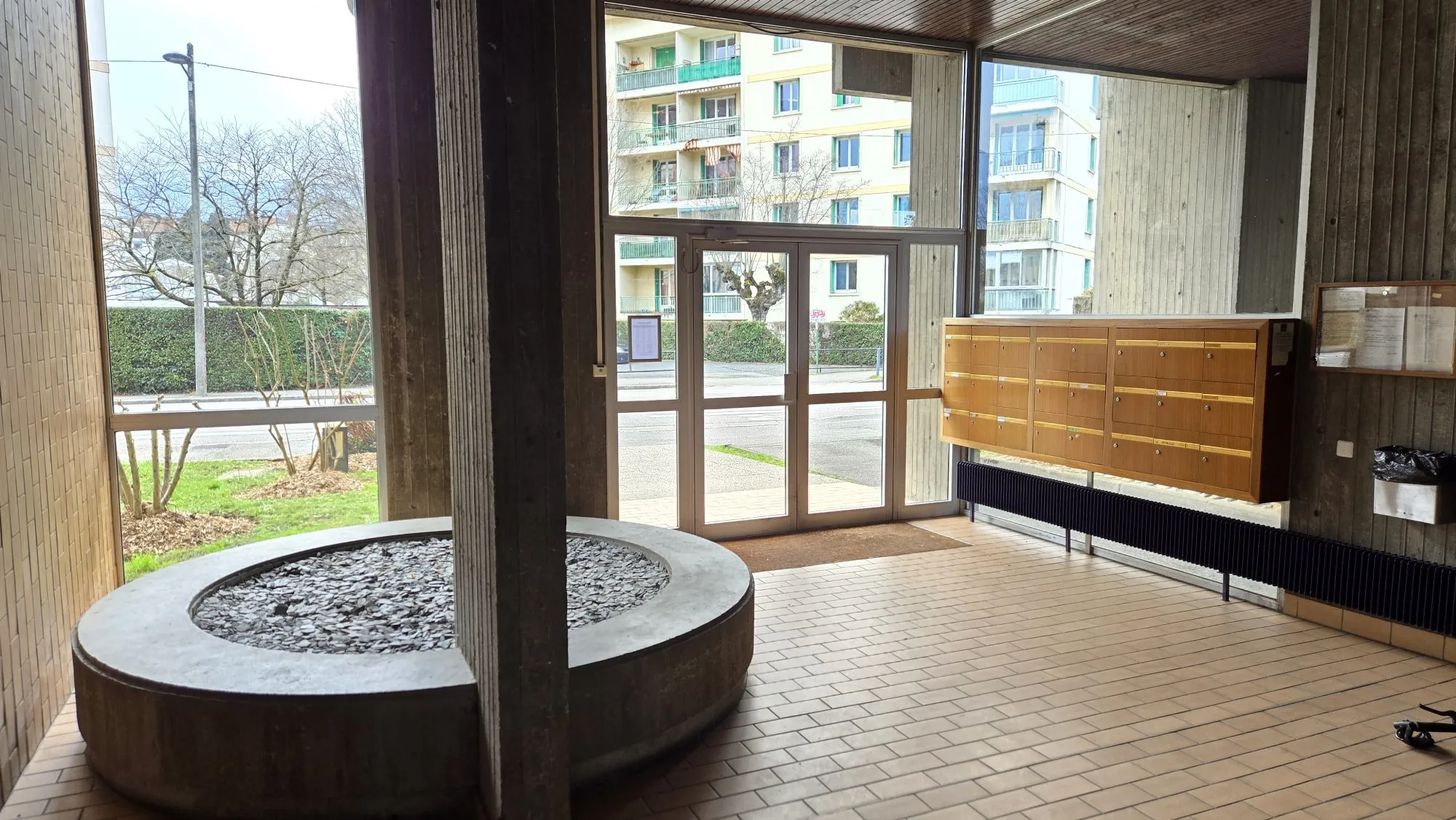 Charmant appartement T2 à Grenoble avec parking, cave et balcon 