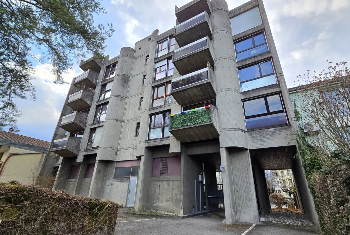 Charmant appartement T2 à Grenoble avec parking, cave et balcon 