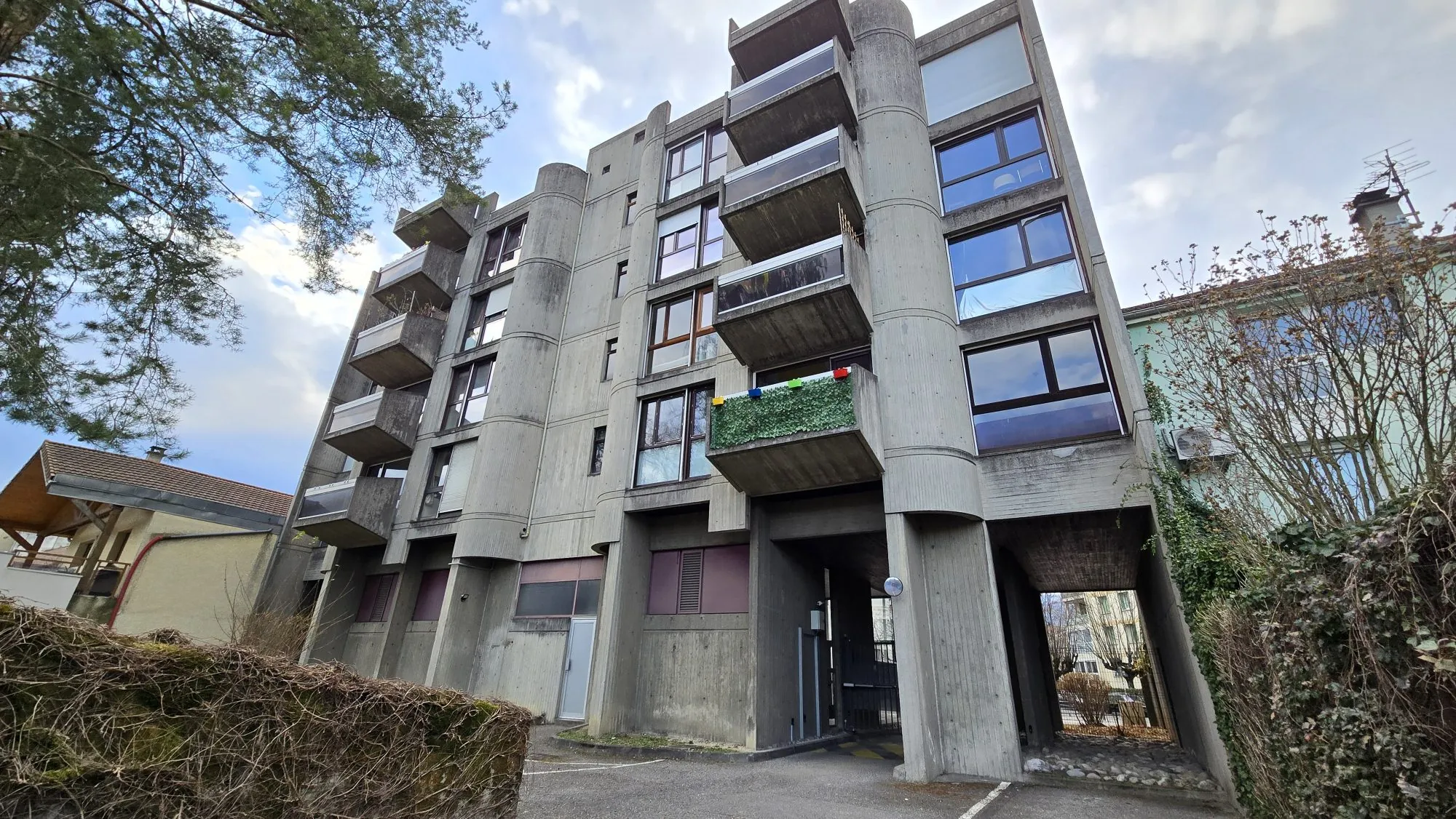 Charmant appartement T2 à Grenoble avec parking, cave et balcon 