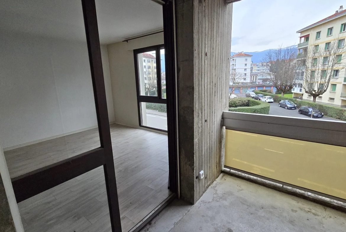 Charmant appartement T2 à Grenoble avec parking, cave et balcon 