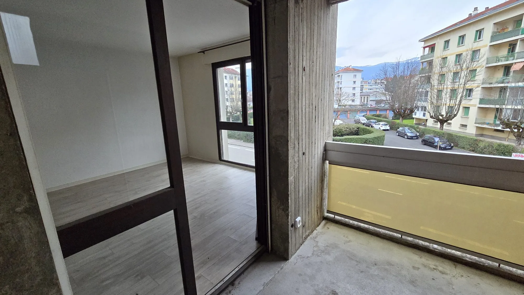 Charmant appartement T2 à Grenoble avec parking, cave et balcon 
