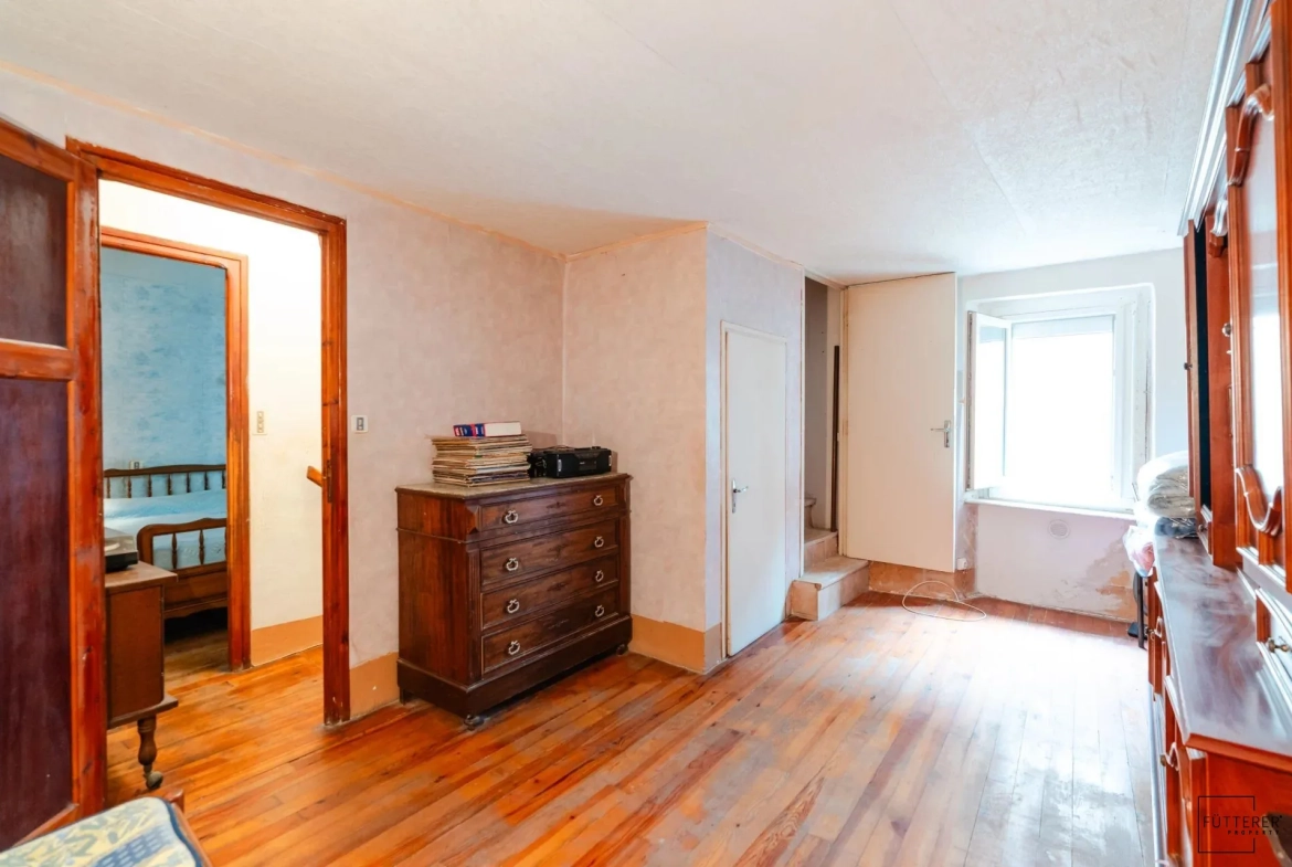 Maison de village à Ornaisons – 2 chambres, grande pièce à aménager, à rénover 