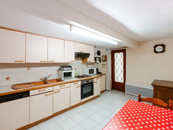 Maison de village à Ornaisons – 2 chambres, grande pièce à aménager, à rénover