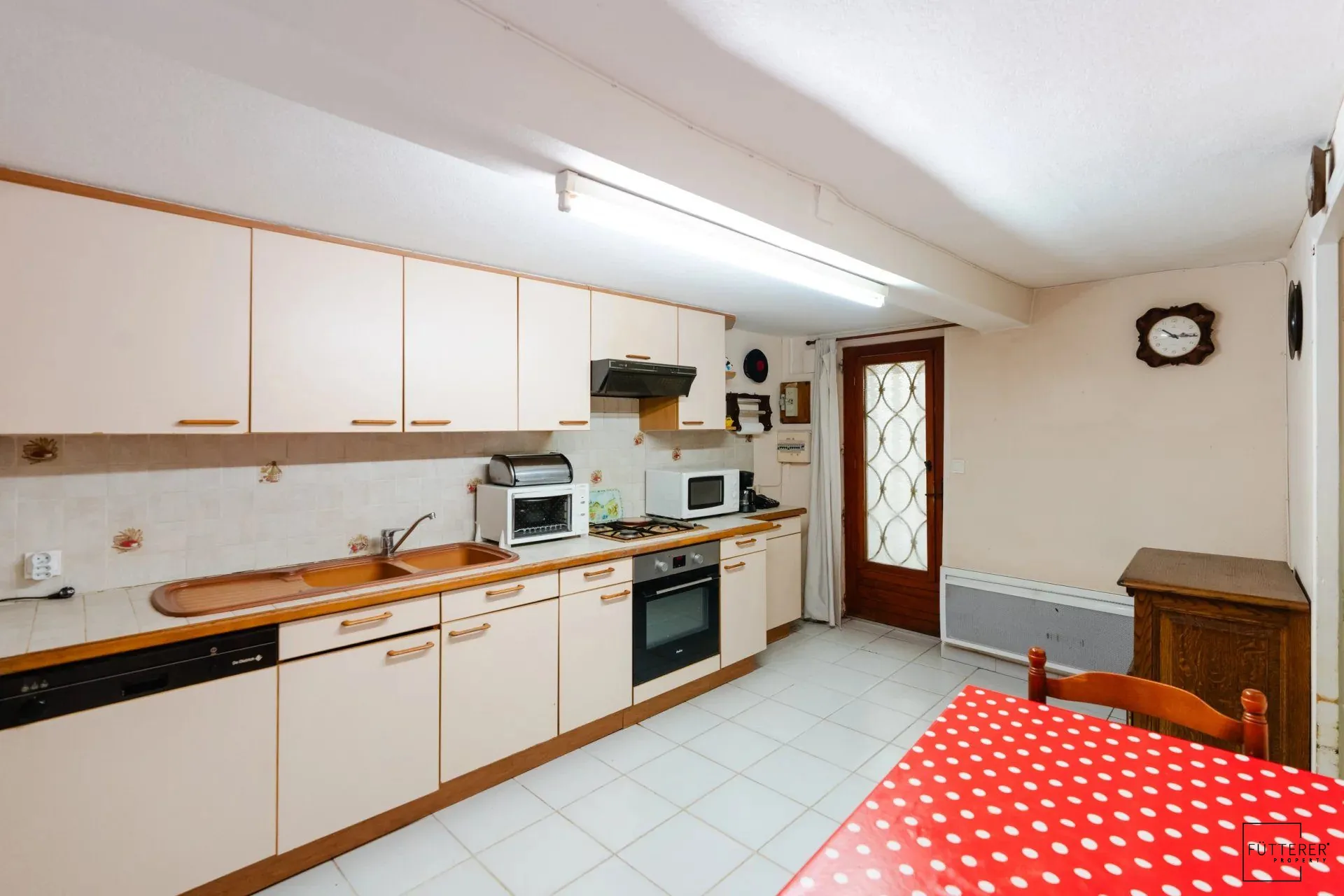 Maison de village à Ornaisons – 2 chambres, grande pièce à aménager, à rénover 