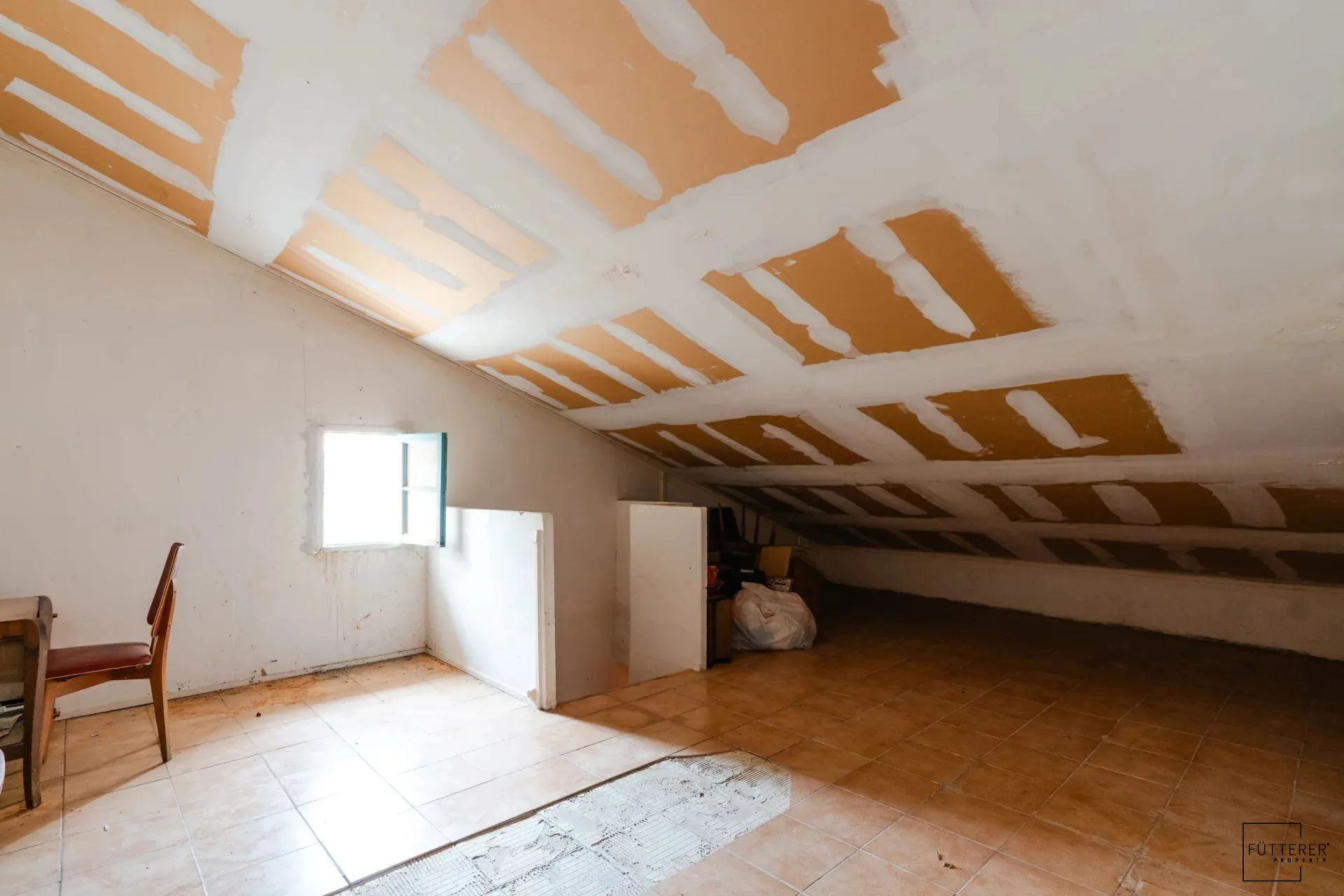 Maison de village à Ornaisons – 2 chambres, grande pièce à aménager, à rénover 