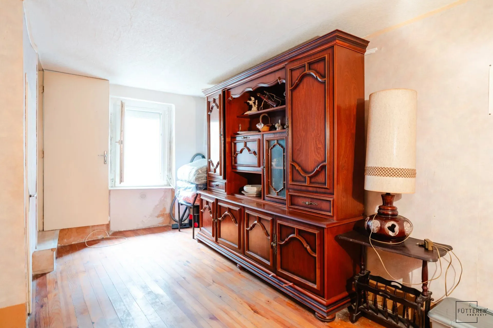 Maison de village à Ornaisons – 2 chambres, grande pièce à aménager, à rénover 