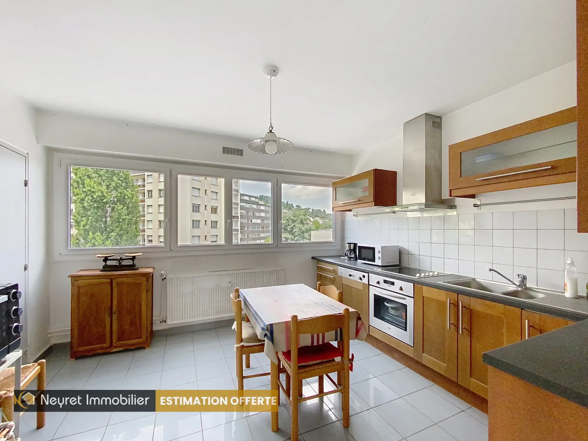 À vendre appartement traversant de 75 m² avec balcon, garage et cave à Saint-Étienne 