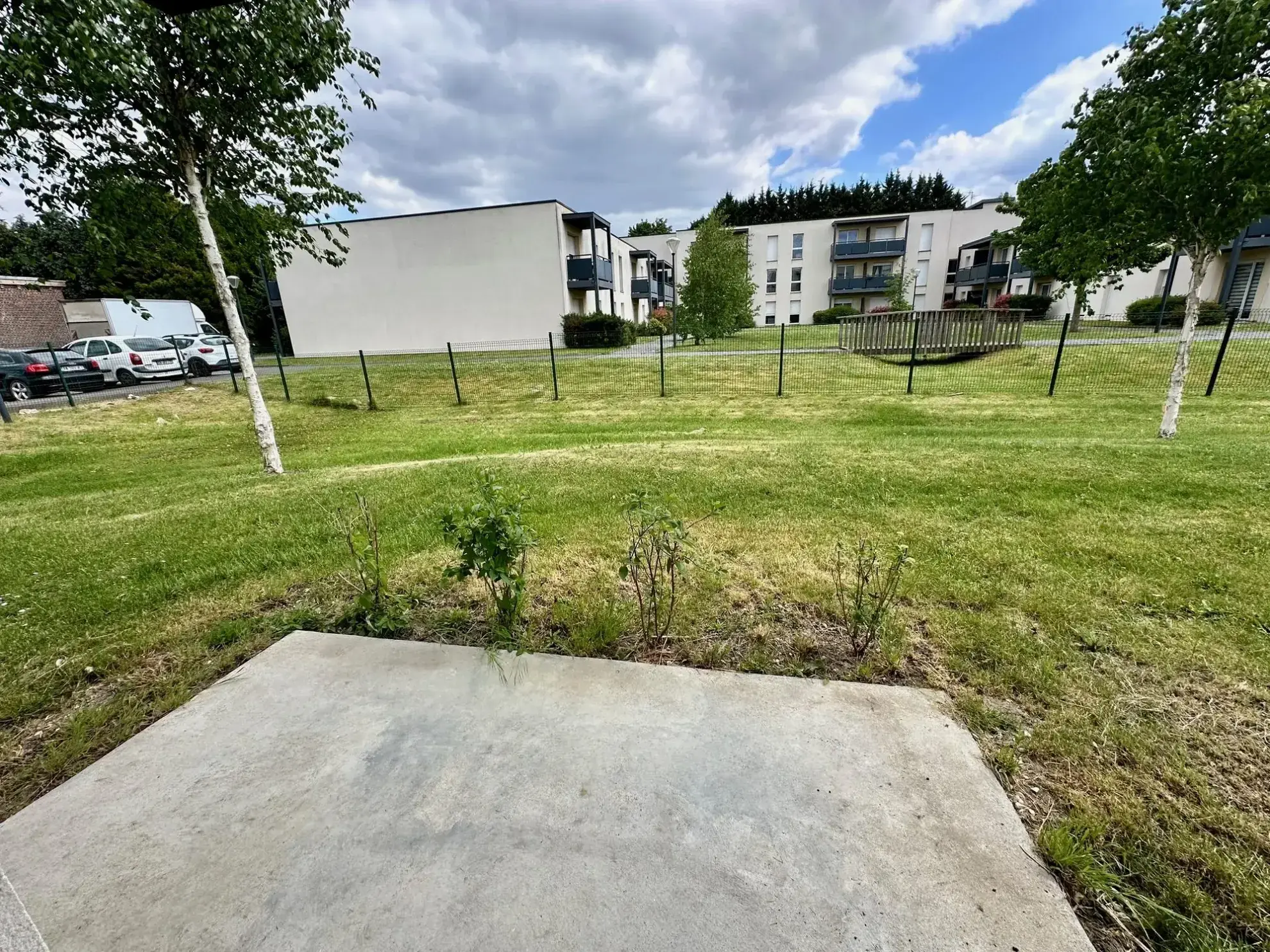 vue de la terrasse de l'appartement Appartement T2 récent avec terrasse, stationnement et proximité écoles à Douai 