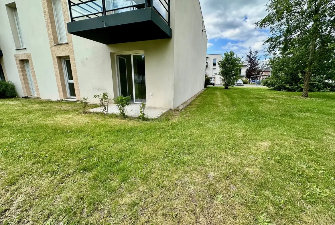 vue de l'espace vert très calme et aucun passage au quotidien Appartement T2 récent avec terrasse, stationnement et proximité écoles à Douai 