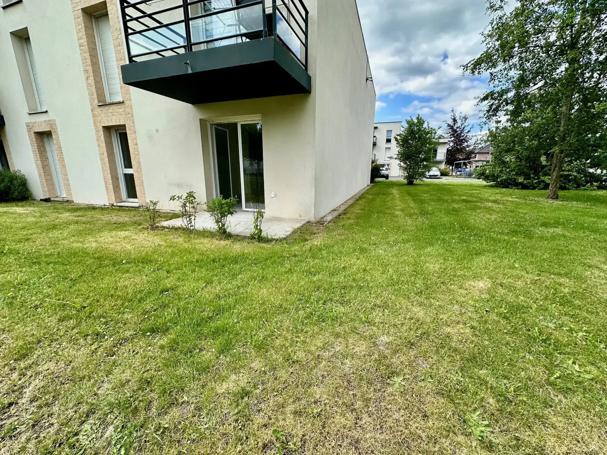 vue de l'espace vert très calme et aucun passage au quotidien Appartement T2 récent avec terrasse, stationnement et proximité écoles à Douai 