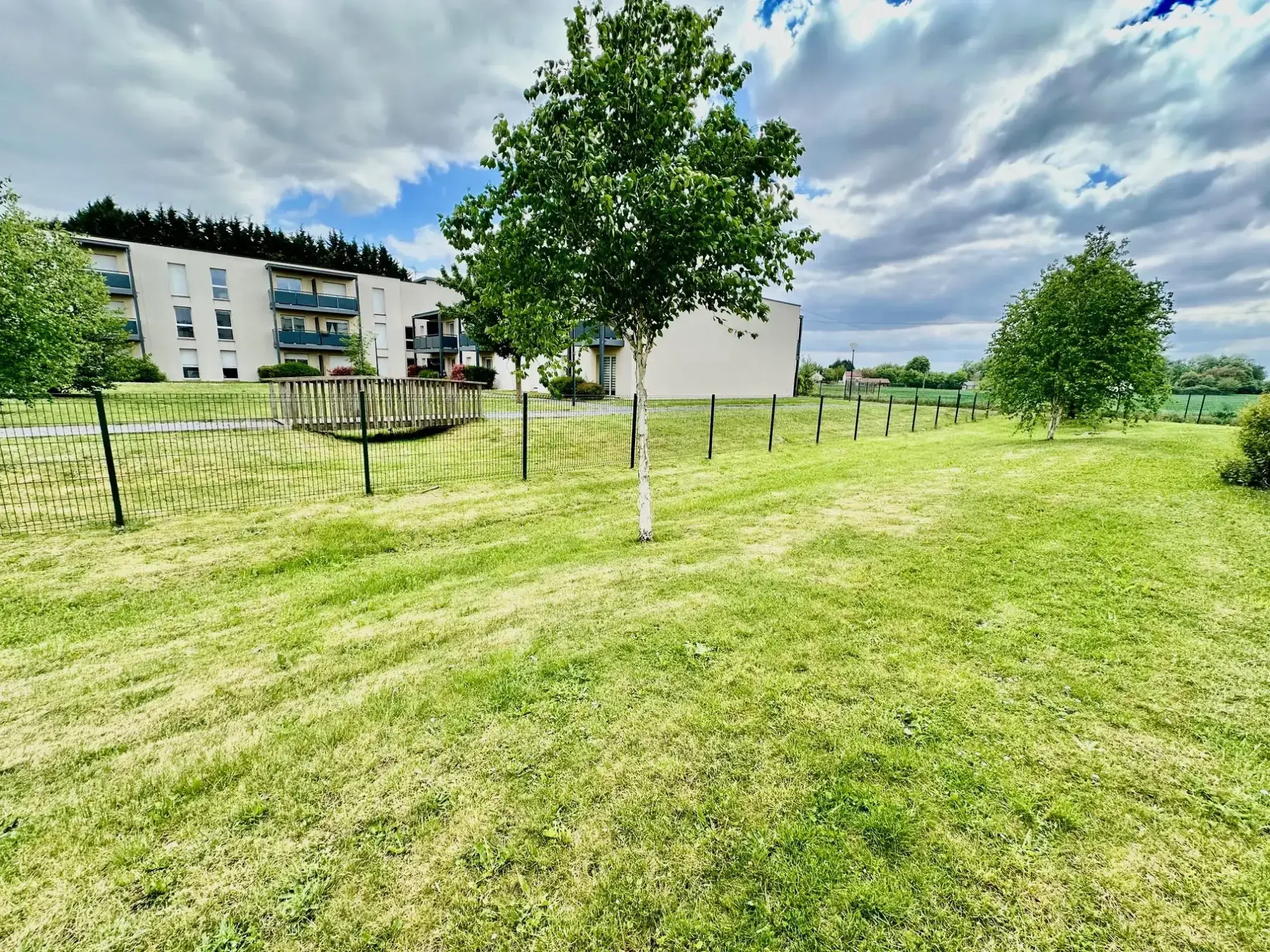 autre vue espaces verts aucun passage au quotidien Appartement T2 récent avec terrasse, stationnement et proximité écoles à Douai 