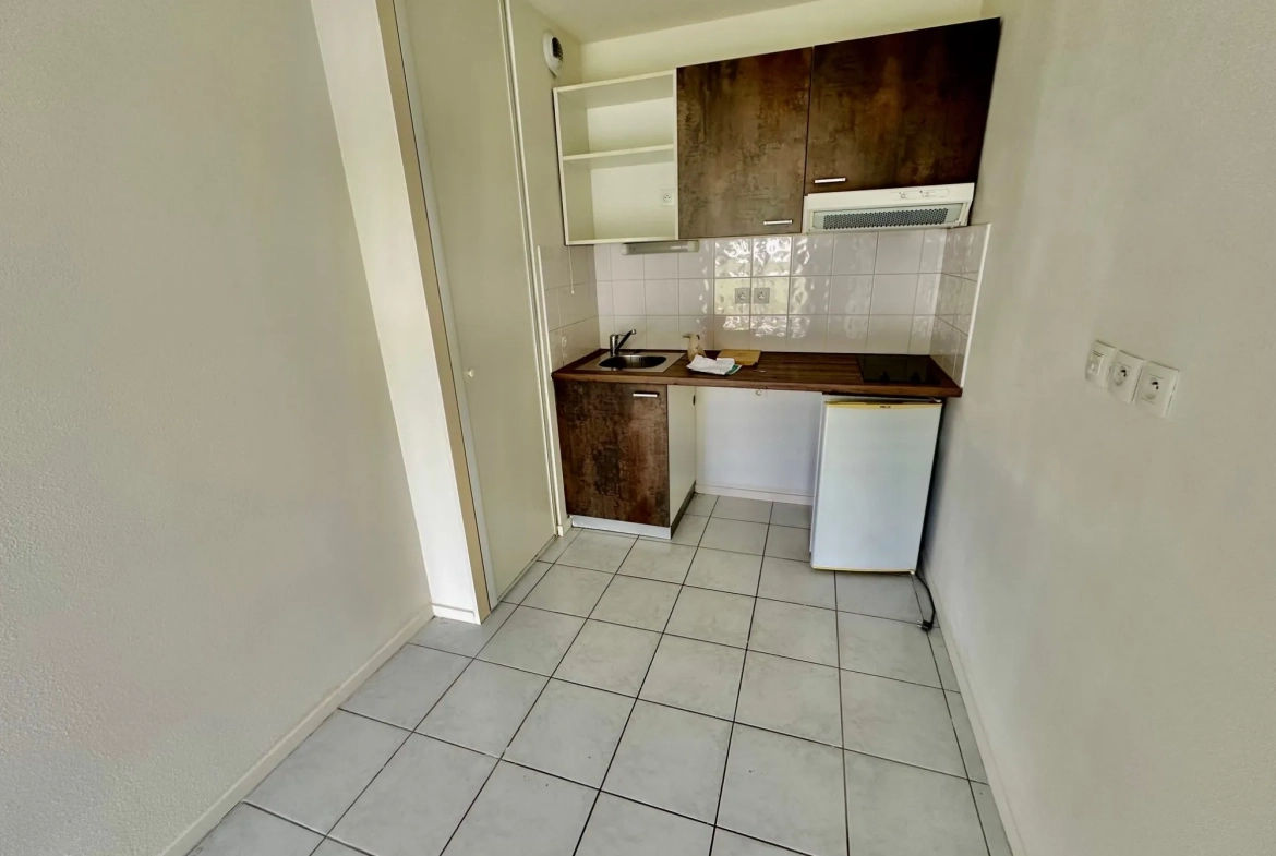vue de l'espace cuisine Appartement T2 récent avec terrasse, stationnement et proximité écoles à Douai 
