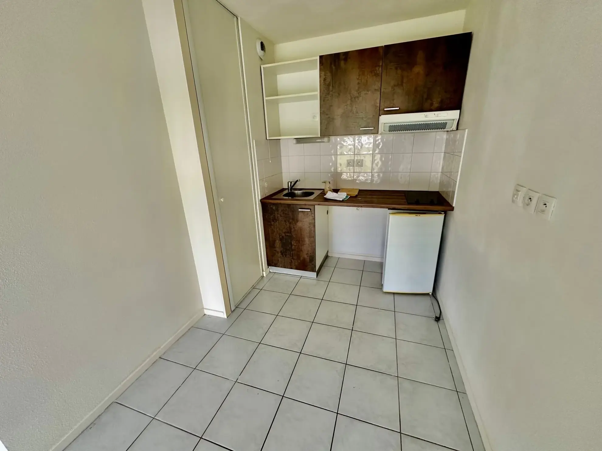 vue de l'espace cuisine Appartement T2 récent avec terrasse, stationnement et proximité écoles à Douai 