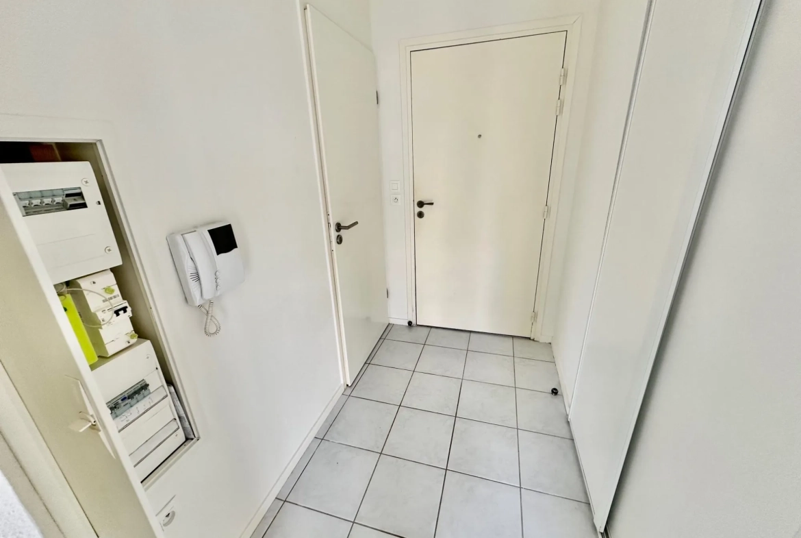 vue de l'entrée avec dressing intégré Appartement T2 récent avec terrasse, stationnement et proximité écoles à Douai 