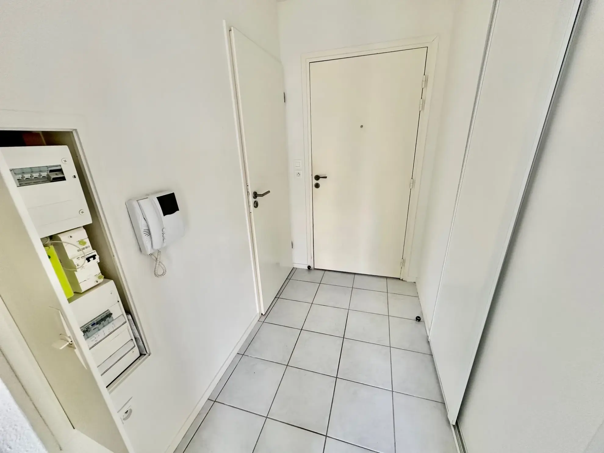 vue de l'entrée avec dressing intégré Appartement T2 récent avec terrasse, stationnement et proximité écoles à Douai 