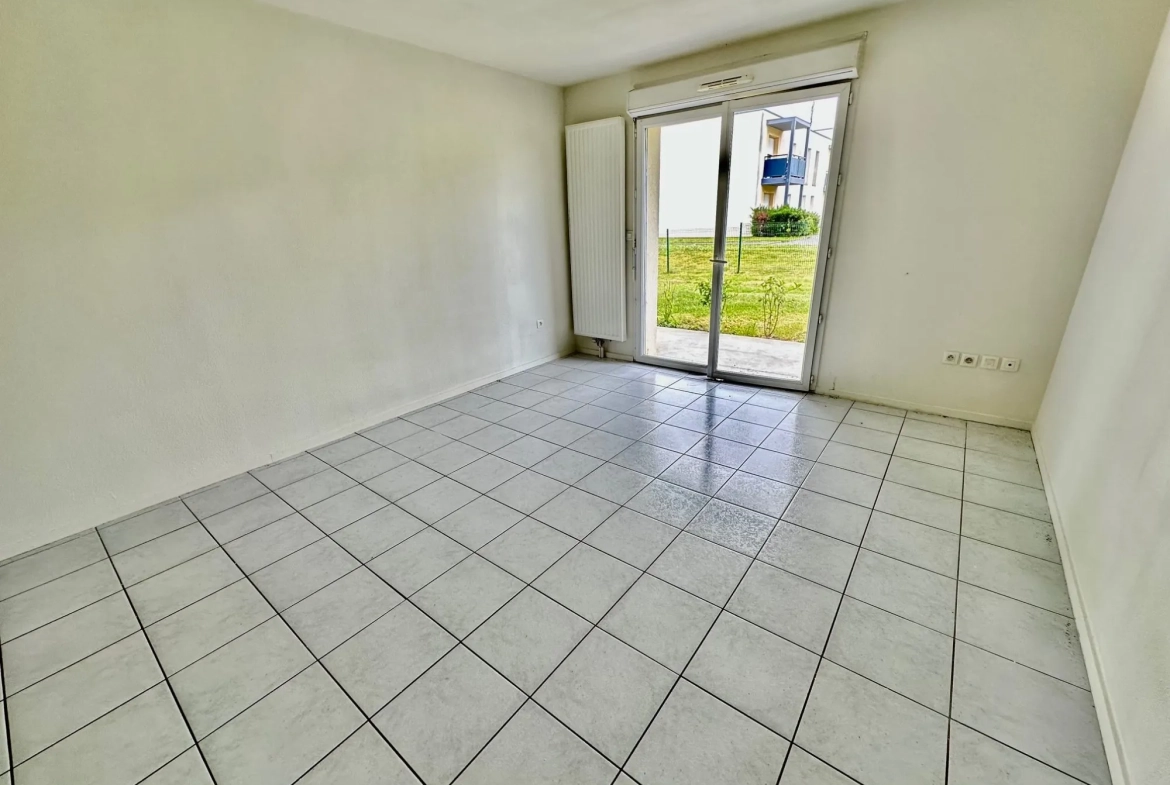 autre perspective séjour Appartement T2 récent avec terrasse, stationnement et proximité écoles à Douai 