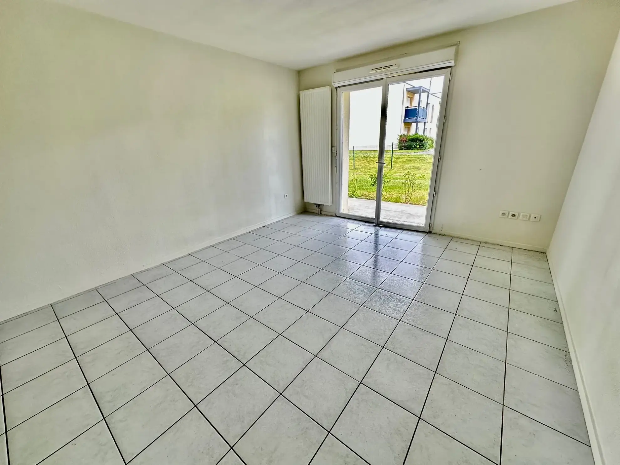autre perspective séjour Appartement T2 récent avec terrasse, stationnement et proximité écoles à Douai 