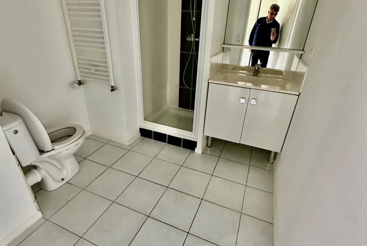 vue de la salle de bains Appartement T2 récent avec terrasse, stationnement et proximité écoles à Douai 