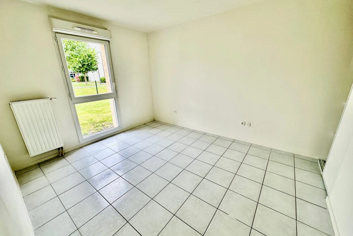 vue de la chambre Appartement T2 récent avec terrasse, stationnement et proximité écoles à Douai 