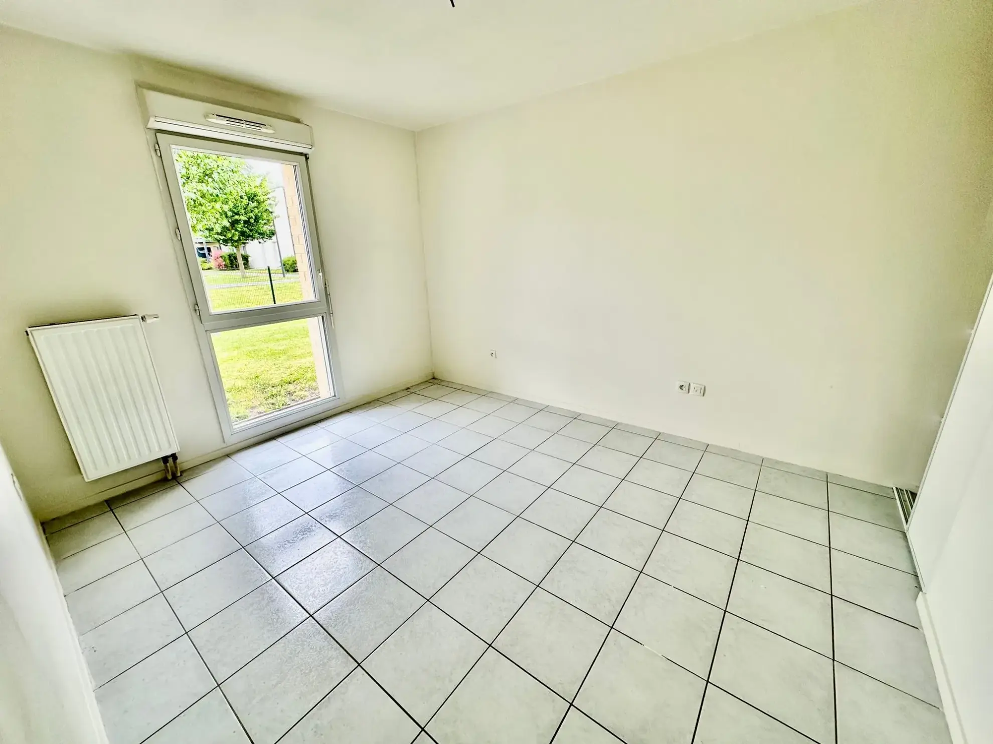 vue de la chambre Appartement T2 récent avec terrasse, stationnement et proximité écoles à Douai 