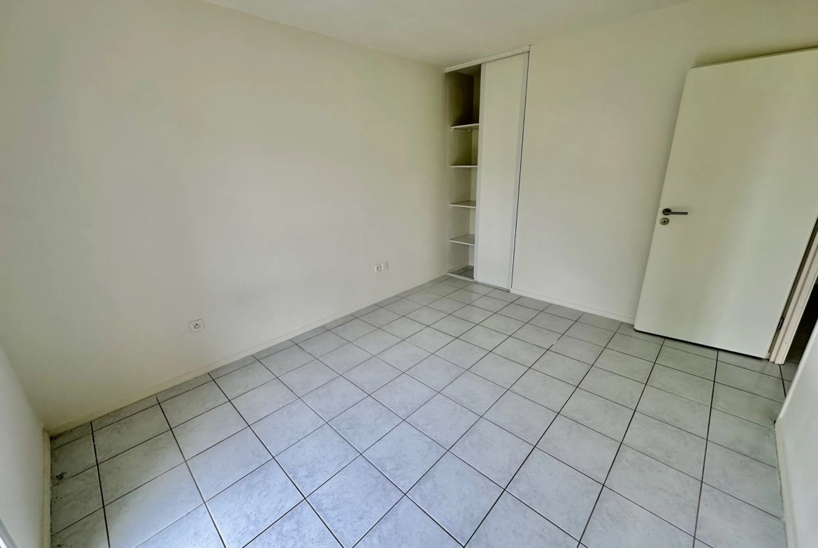 autre vue de la chambre Appartement T2 récent avec terrasse, stationnement et proximité écoles à Douai 