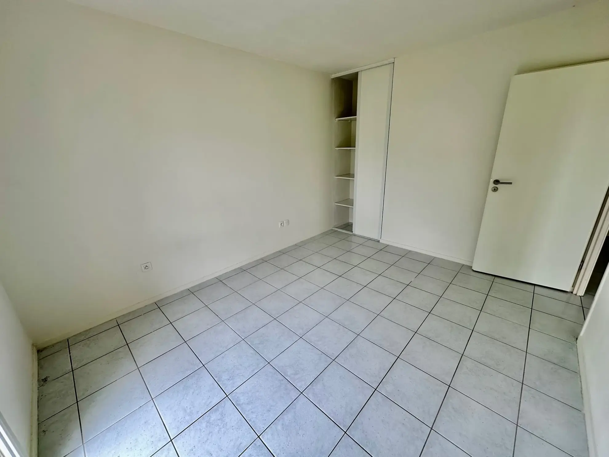 autre vue de la chambre Appartement T2 récent avec terrasse, stationnement et proximité écoles à Douai 