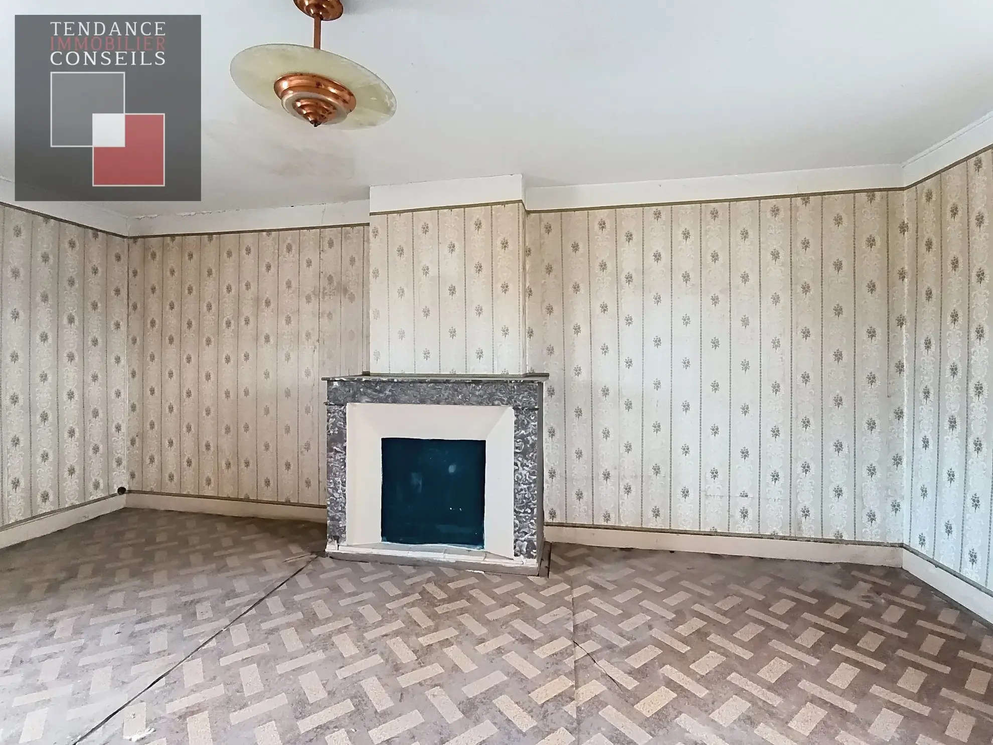 Maison ancienne à Feillens à rénover avec potentiel et dépendances 