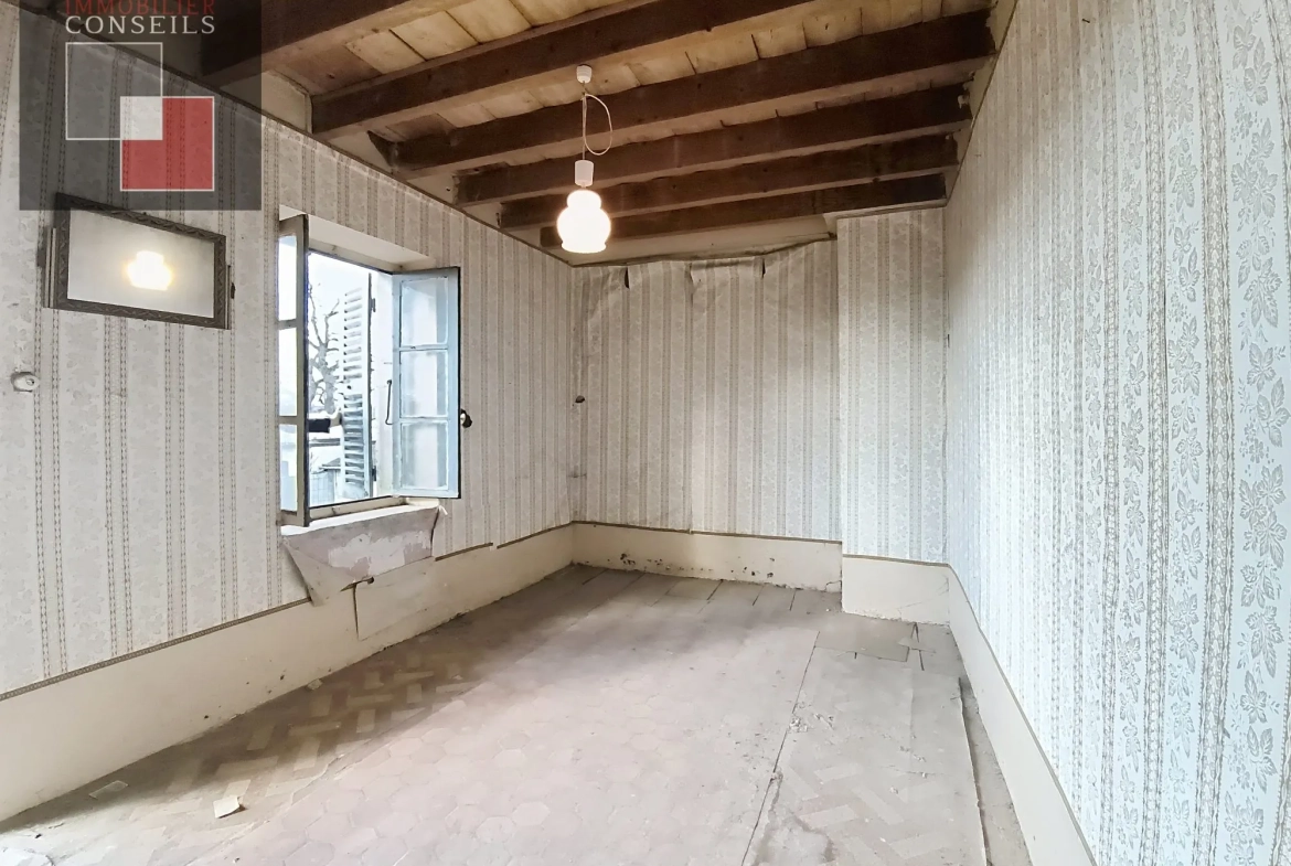 Maison ancienne à Feillens à rénover avec potentiel et dépendances 