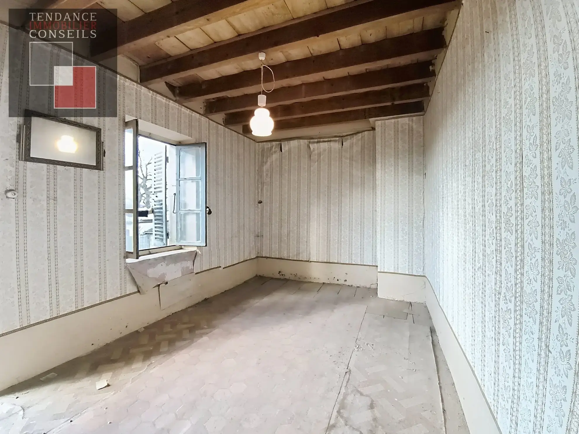 Maison ancienne à Feillens à rénover avec potentiel et dépendances 