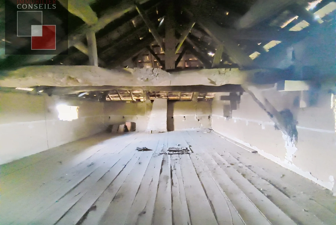 Maison ancienne à Feillens à rénover avec potentiel et dépendances 