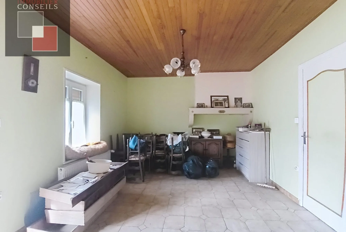 Maison ancienne à Feillens à rénover avec potentiel et dépendances 