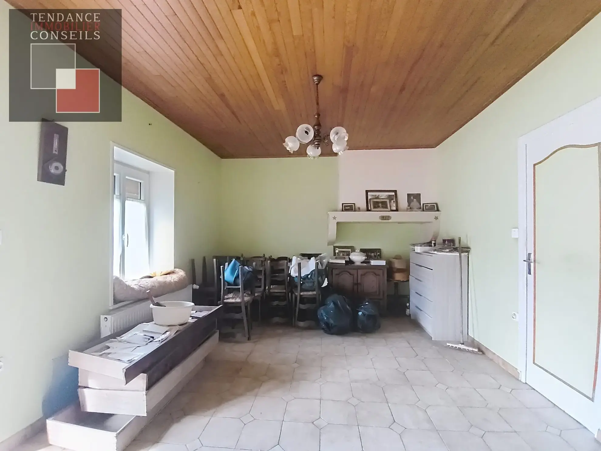 Maison ancienne à Feillens à rénover avec potentiel et dépendances 