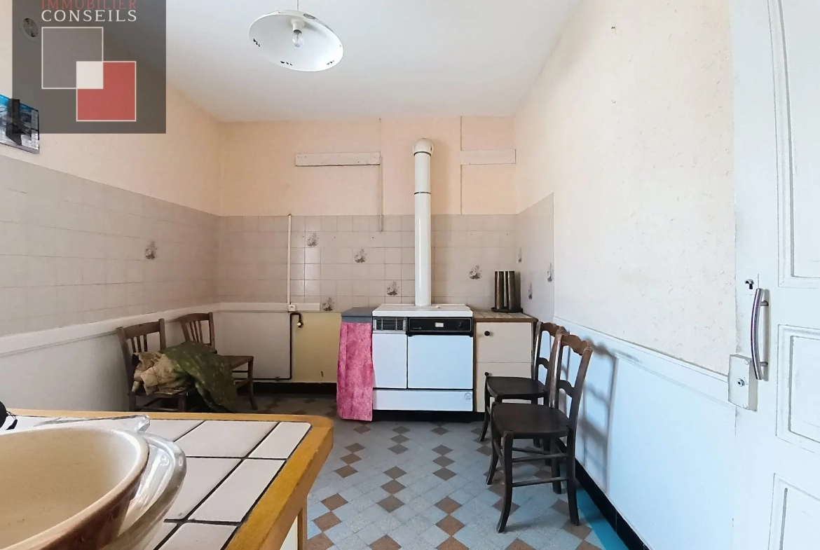 Maison ancienne à Feillens à rénover avec potentiel et dépendances 