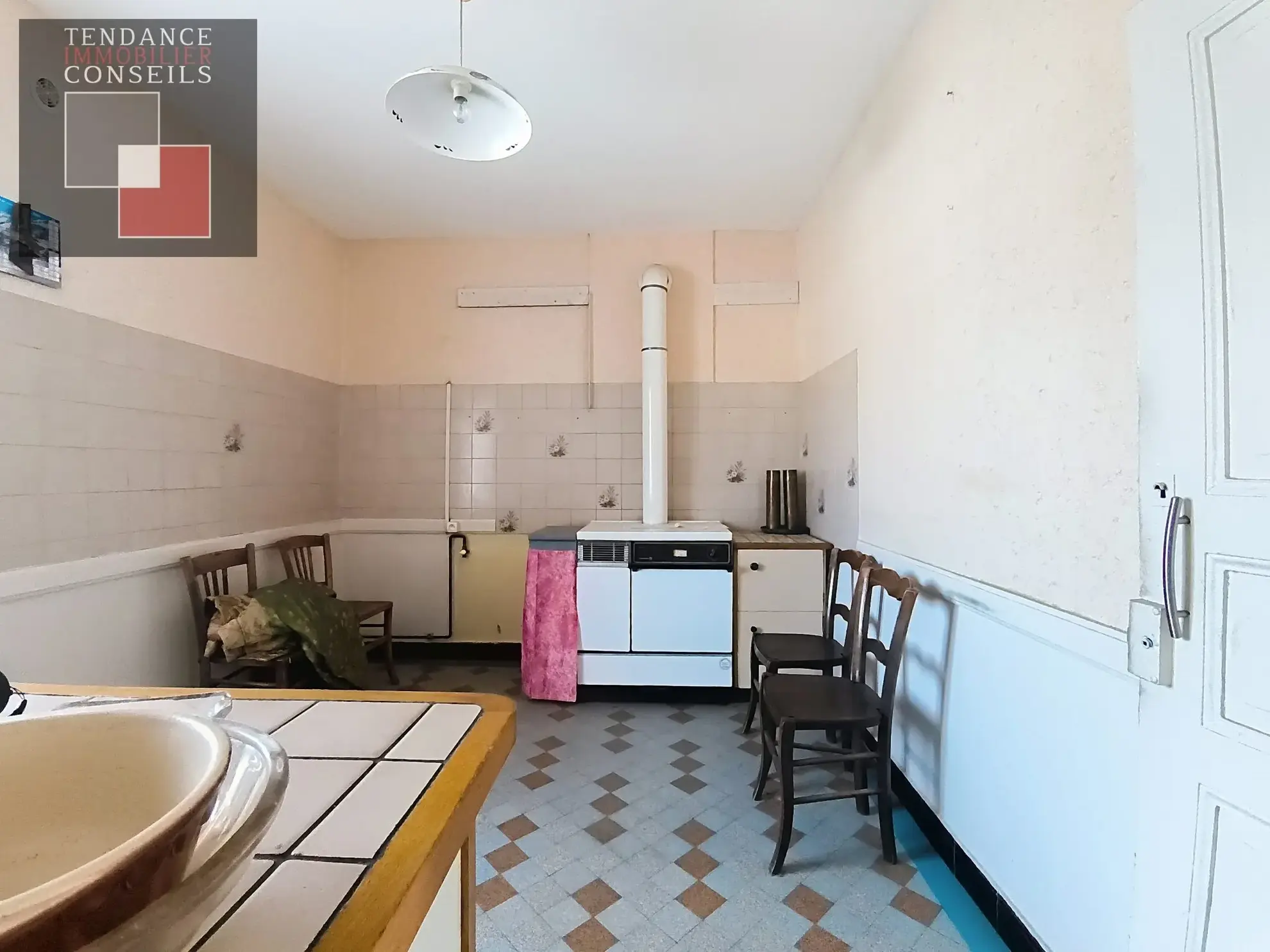 Maison ancienne à Feillens à rénover avec potentiel et dépendances 