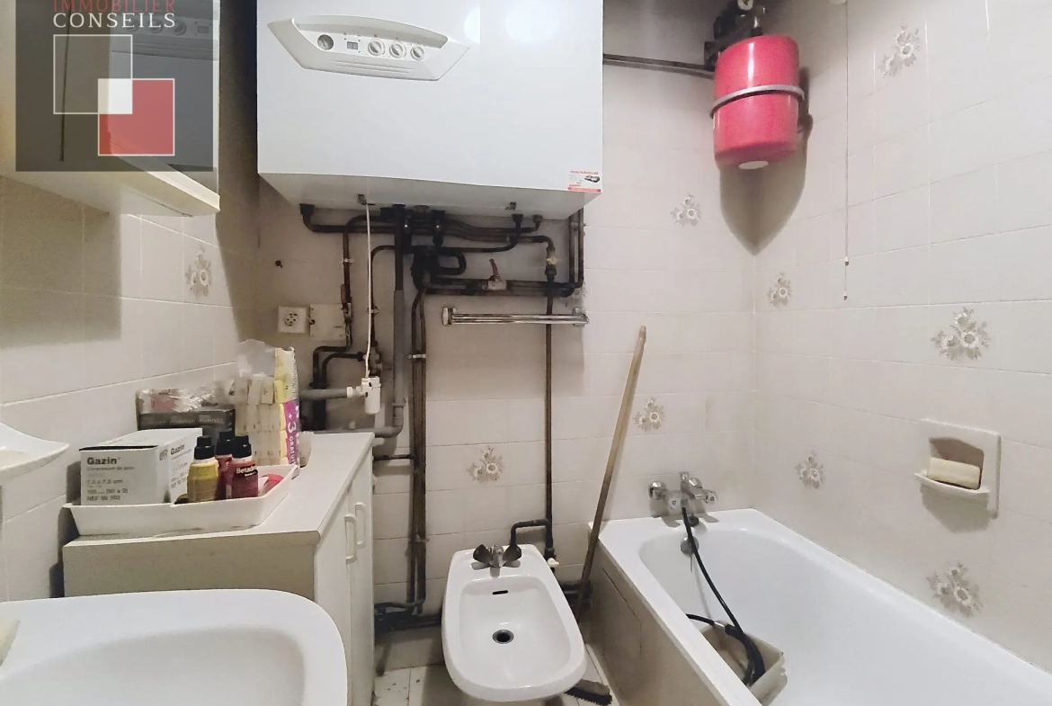 Maison ancienne à Feillens à rénover avec potentiel et dépendances 