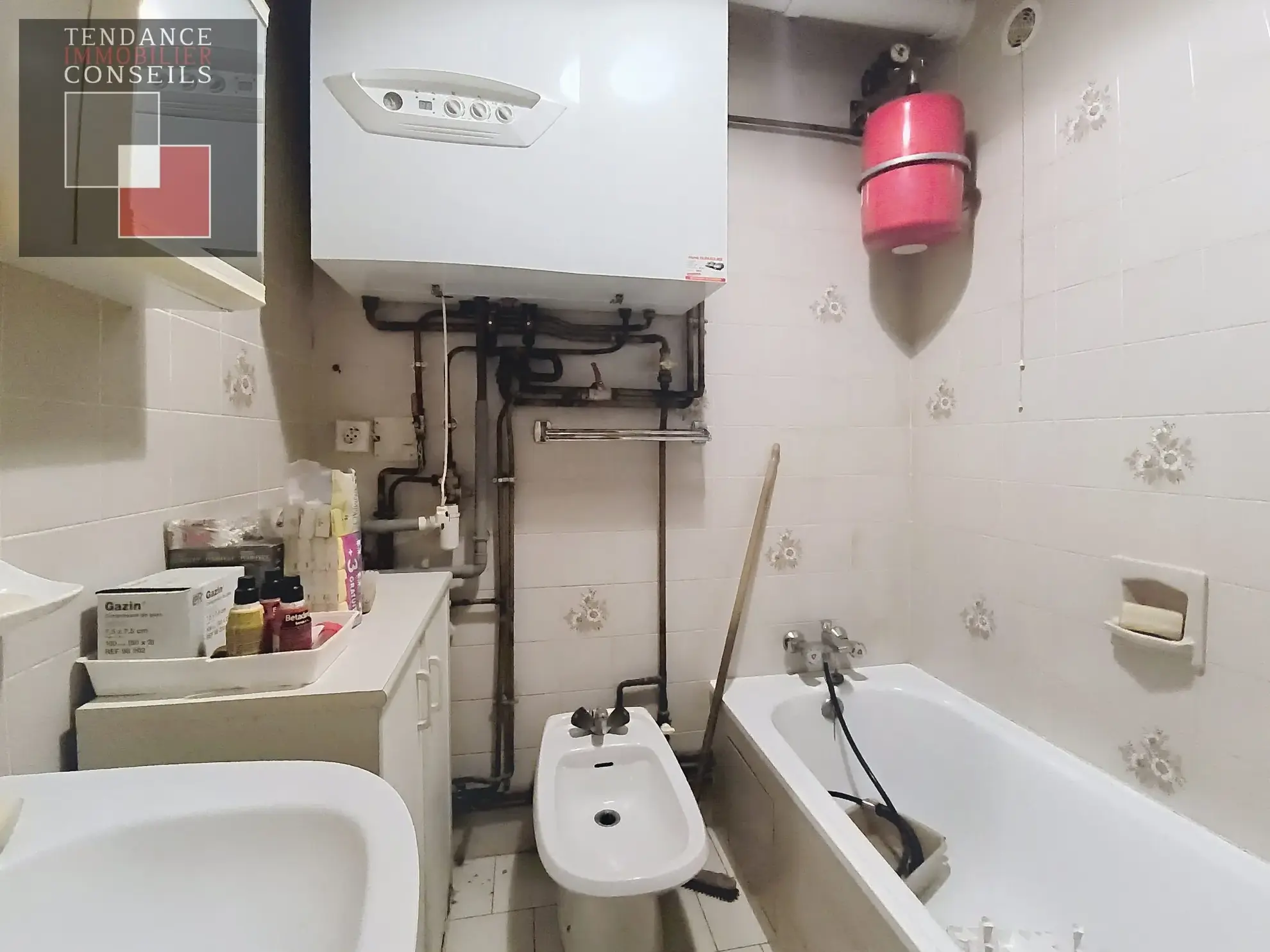 Maison ancienne à Feillens à rénover avec potentiel et dépendances 