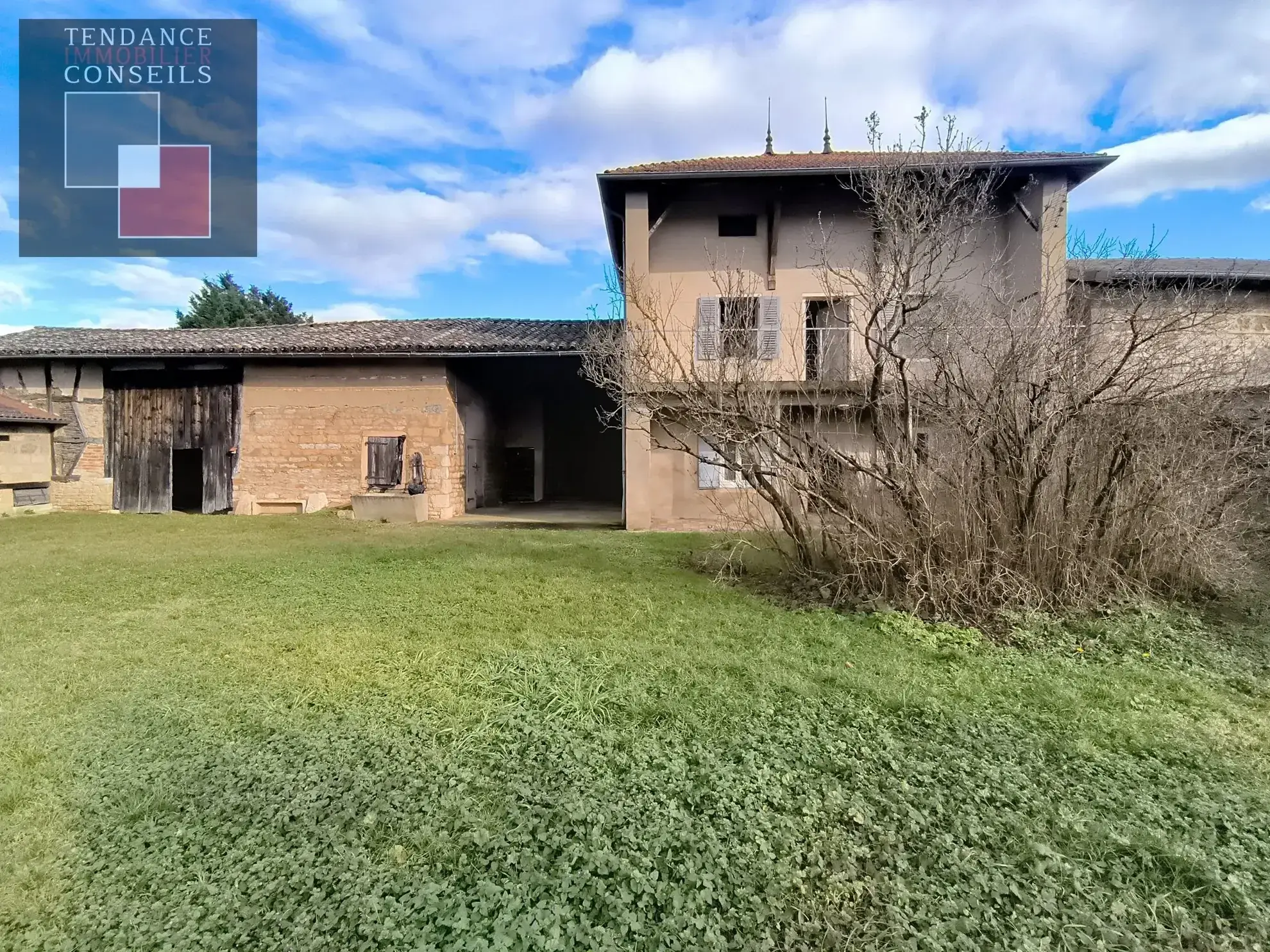 Maison ancienne à Feillens à rénover avec potentiel et dépendances 