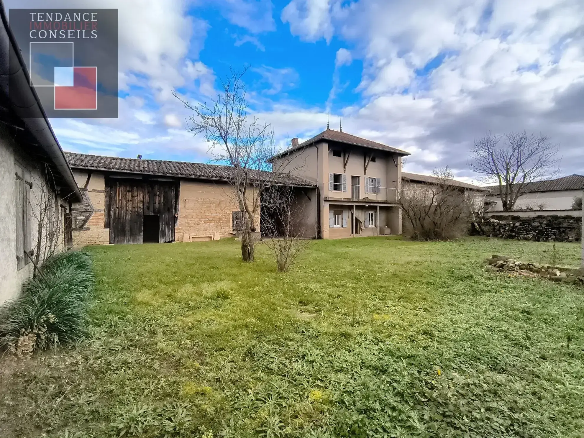 Maison ancienne à Feillens à rénover avec potentiel et dépendances 