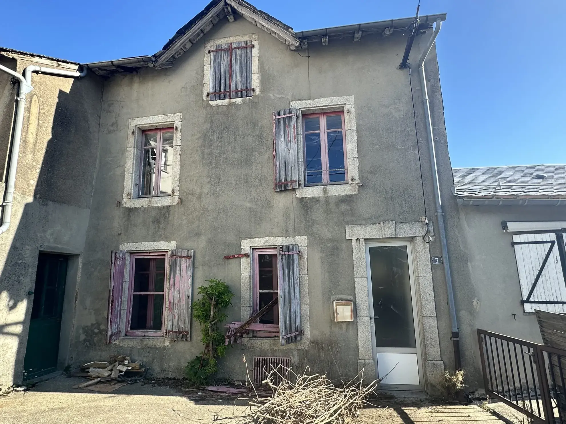 Maison à rénover à Lacaune - 68m², 2 chambres, potentiel de rénovation 