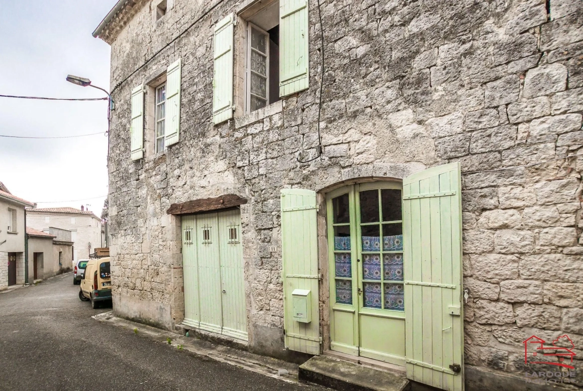 Maison de charme à rénover à Laroque-Timbaut avec grand terrain de 6270 m² 