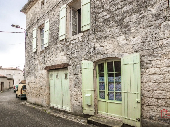 Maison de charme à rénover à Laroque-Timbaut avec grand terrain de 6270 m²