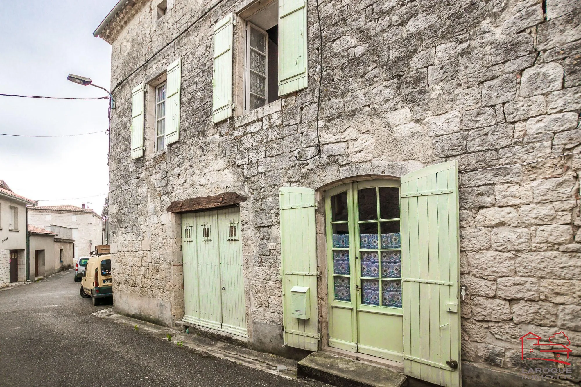Maison de charme à rénover à Laroque-Timbaut avec grand terrain de 6270 m² 