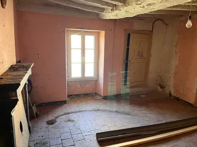 Maison à vendre à Conlie - 3 pièces, jardin et potentiels à rénover 